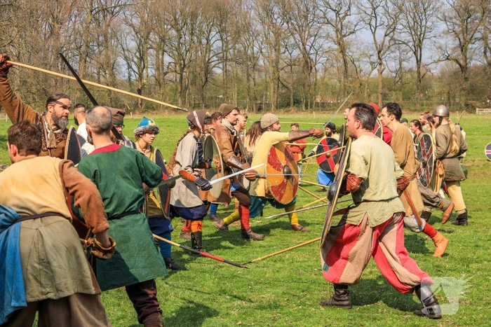 80 Europese Viking-strijders oefenen het zwaardvechten