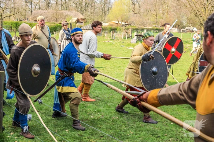 80 Europese Viking-strijders oefenen het zwaardvechten