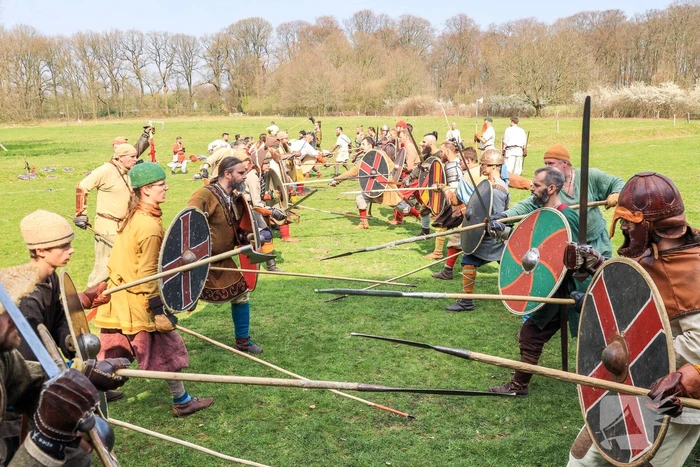 80 Europese Viking-strijders oefenen het zwaardvechten