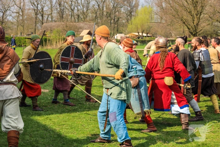 80 Europese Viking-strijders oefenen het zwaardvechten