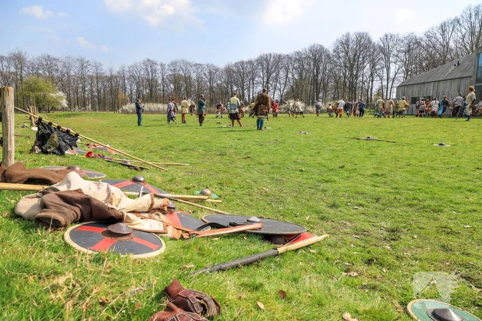 80 Europese Viking-strijders oefenen het zwaardvechten