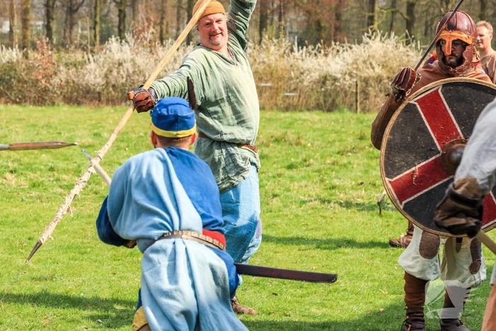 80 Europese Viking-strijders oefenen het zwaardvechten