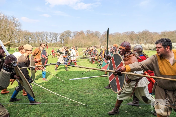 80 Europese Viking-strijders oefenen het zwaardvechten