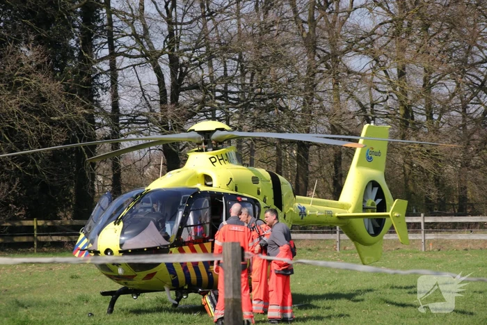 Persoon in kritieke toestand uit bos gehaald