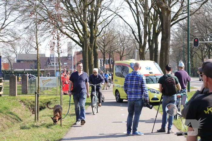 Persoon in kritieke toestand uit bos gehaald