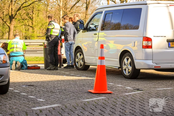Bestuurder bekneld door eigen voertuig