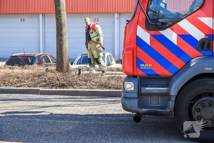 Medewerkers bedrijven blussen brand in berm, Databankweg