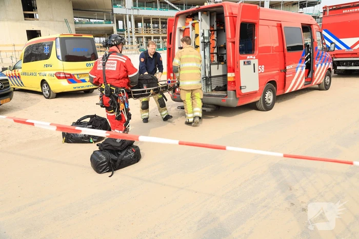 Persoon ernstig gewond op bouwplaats