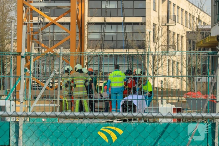 Persoon ernstig gewond op bouwplaats
