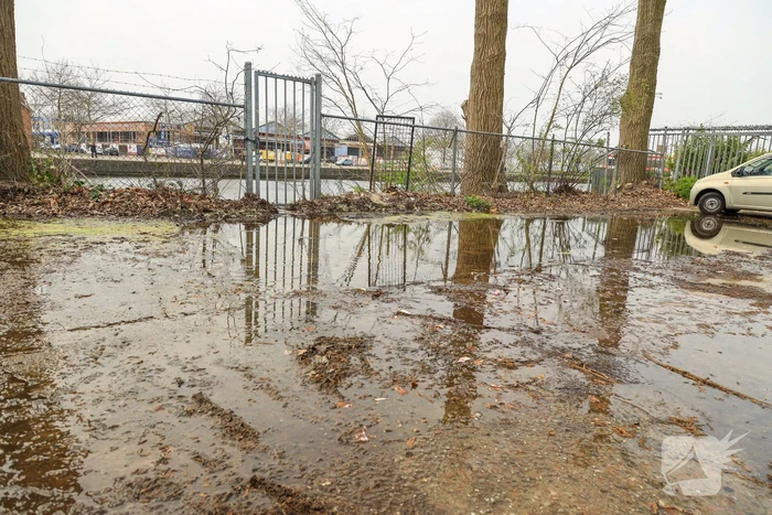 Parkeerplaatsen blank door waterlekkage