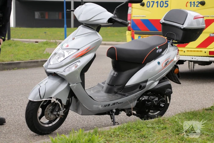 Scooterrijdster gelanceerd bij ongeval