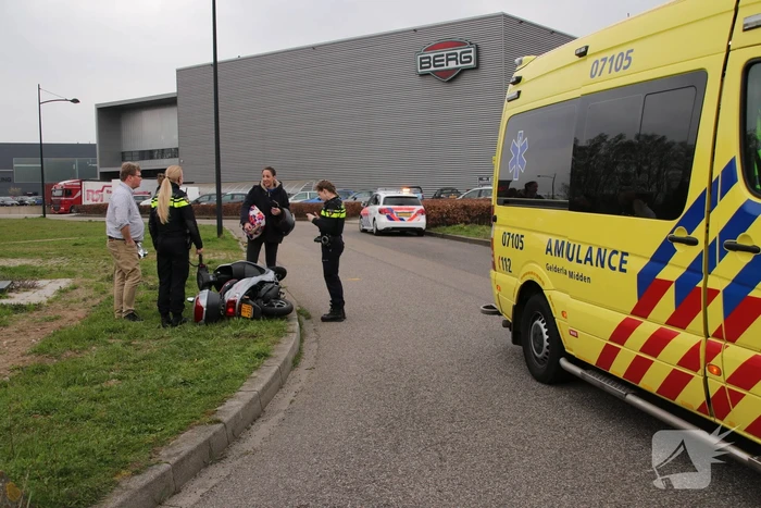 Scooterrijdster gelanceerd bij ongeval