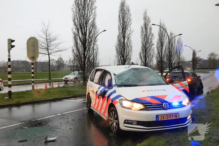 Twee agenten gewond na crash
