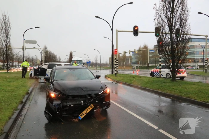 Twee agenten gewond na crash