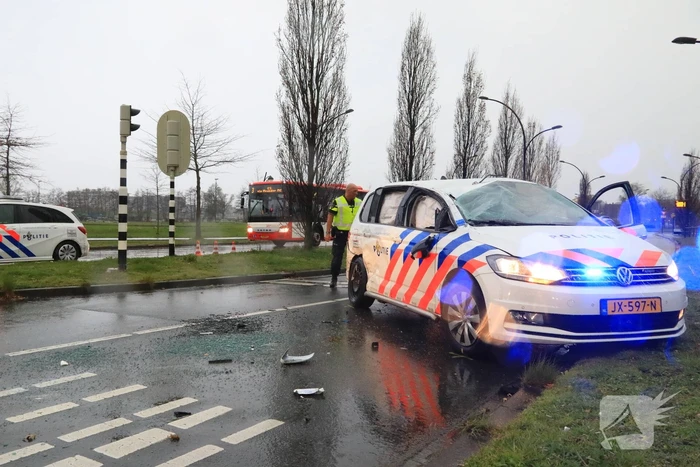 Twee agenten gewond na crash