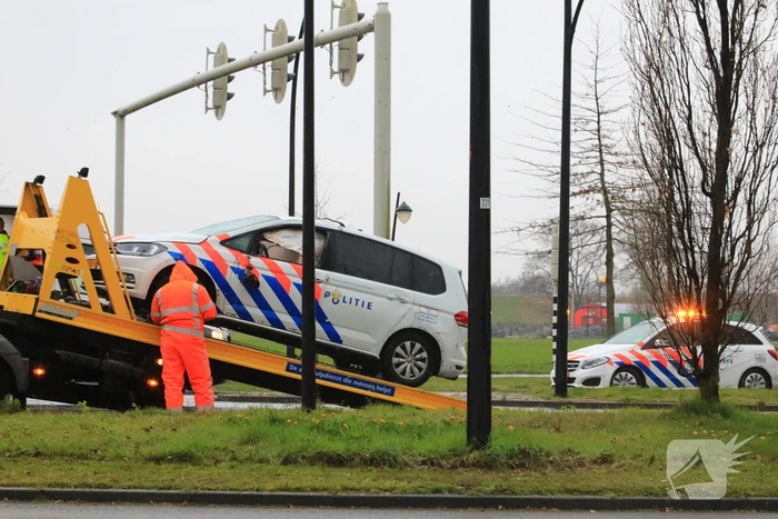 Twee agenten gewond na crash