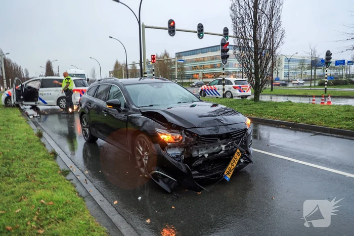 Twee agenten gewond na crash