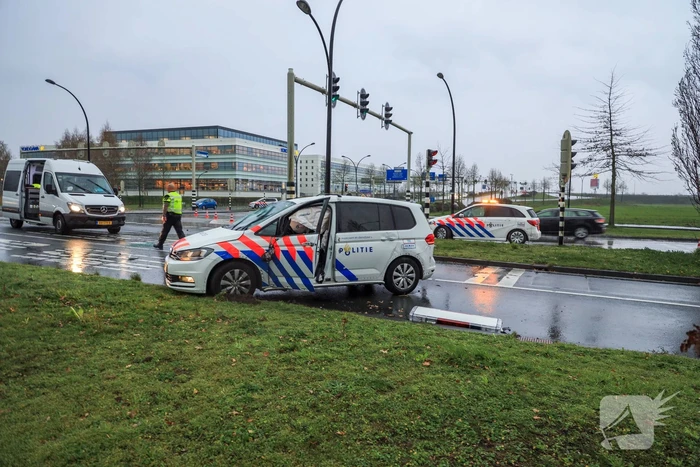 Twee agenten gewond na crash