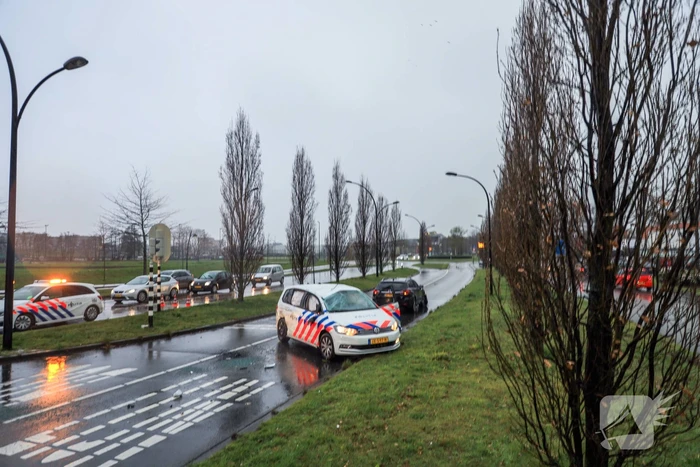 Twee agenten gewond na crash