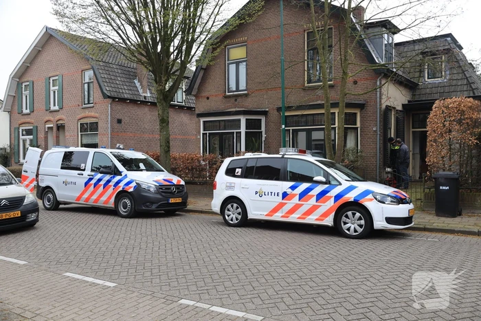 Arrestatie bij inval in woning; meerdere voertuigen in beslag genomen