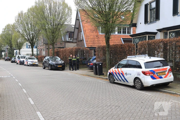 Arrestatie bij inval in woning; meerdere voertuigen in beslag genomen