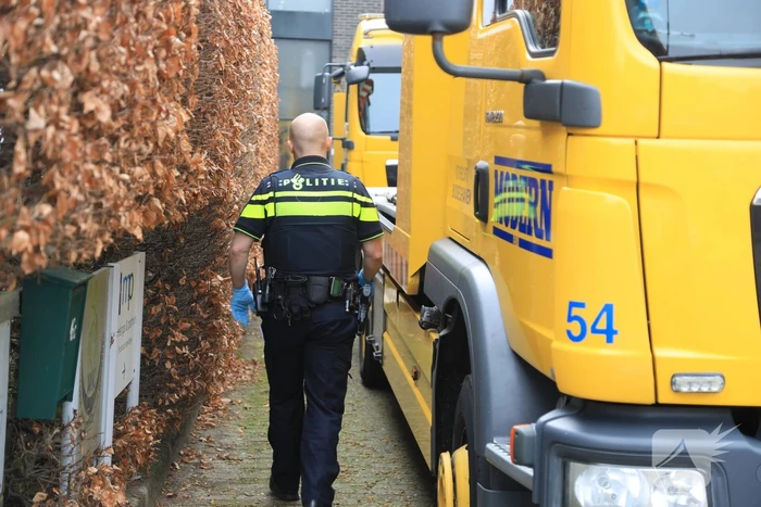 Arrestatie bij inval in woning; meerdere voertuigen in beslag genomen