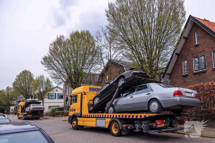 Arrestatie bij inval in woning; meerdere voertuigen in beslag genomen