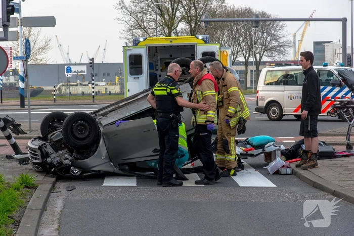 Automobilist over de kop na rammen stoplicht