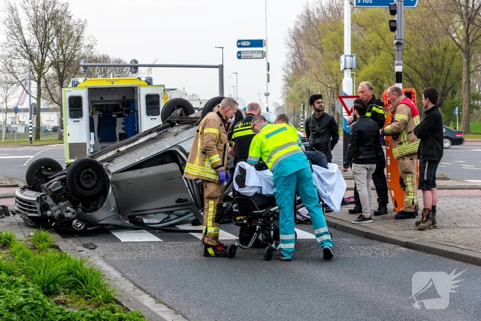 Automobilist over de kop na rammen stoplicht