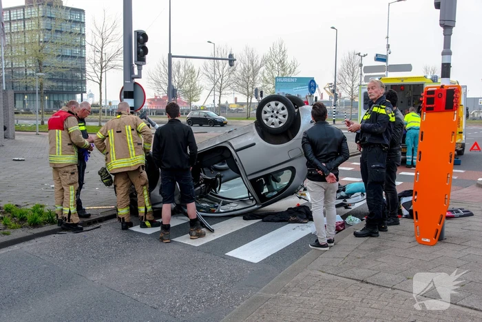 Automobilist over de kop na rammen stoplicht