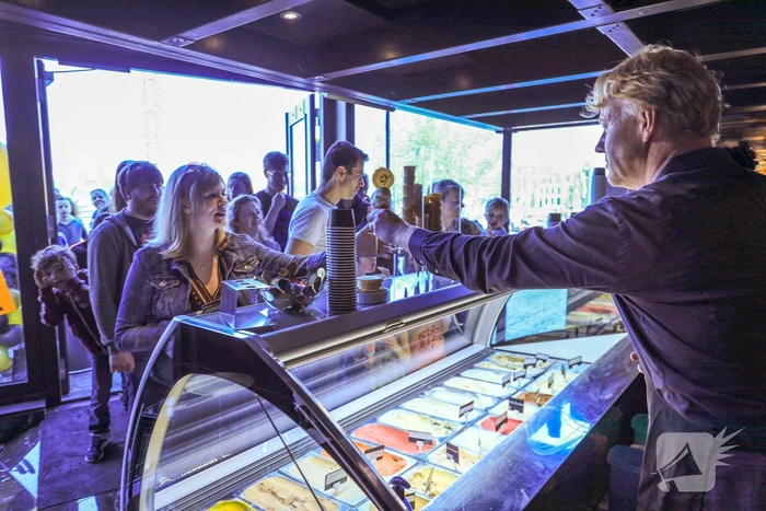 Lange rij voor gratis ijs