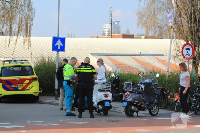 Overstekende scooterrijdster aangereden