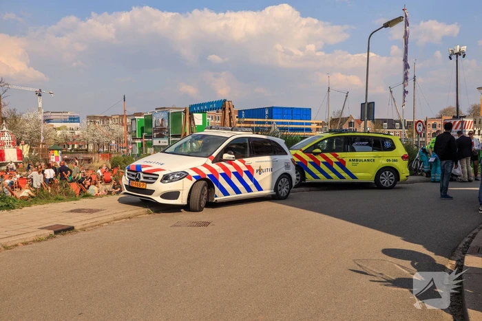 Overstekende scooterrijdster aangereden