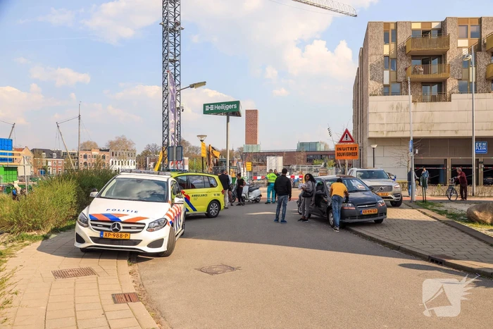 Overstekende scooterrijdster aangereden