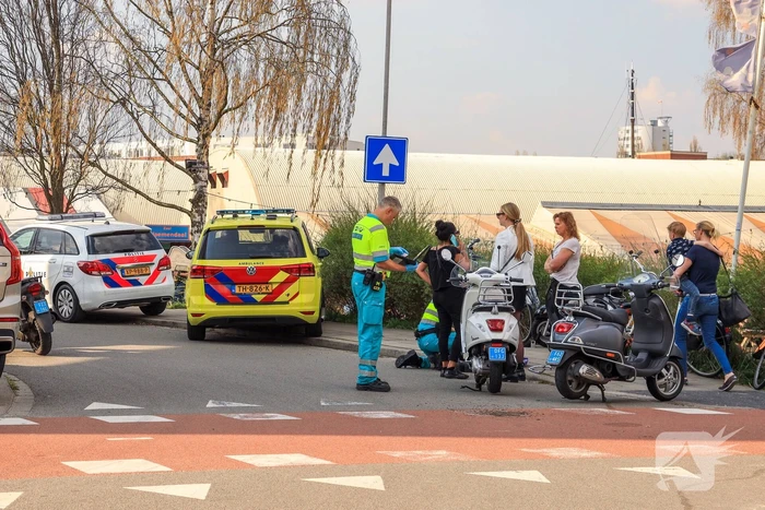 Overstekende scooterrijdster aangereden