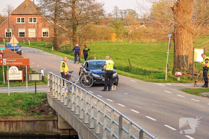 Fietsster zwaargewond bij aanrijding met auto