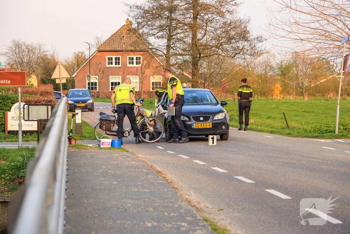 Fietsster zwaargewond bij aanrijding met auto