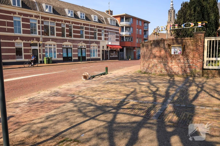 Vrachtwagen rijdt gerestaureerde lantaarnpaal omver