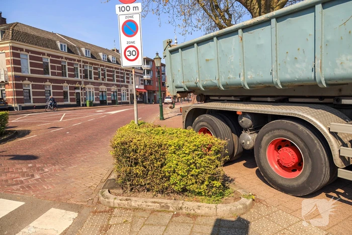 Vrachtwagen rijdt gerestaureerde lantaarnpaal omver