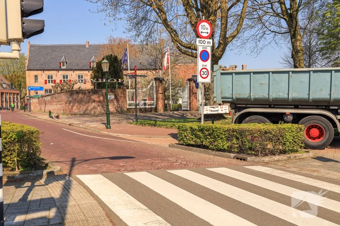 Vrachtwagen rijdt gerestaureerde lantaarnpaal omver