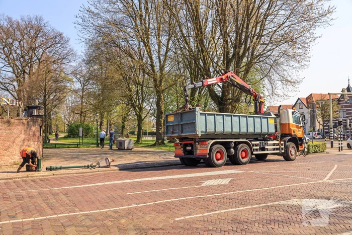 Vrachtwagen rijdt gerestaureerde lantaarnpaal omver