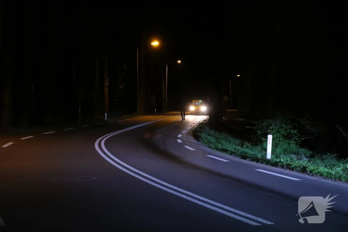 Motor van auto geklapt, oliespoor op de weg