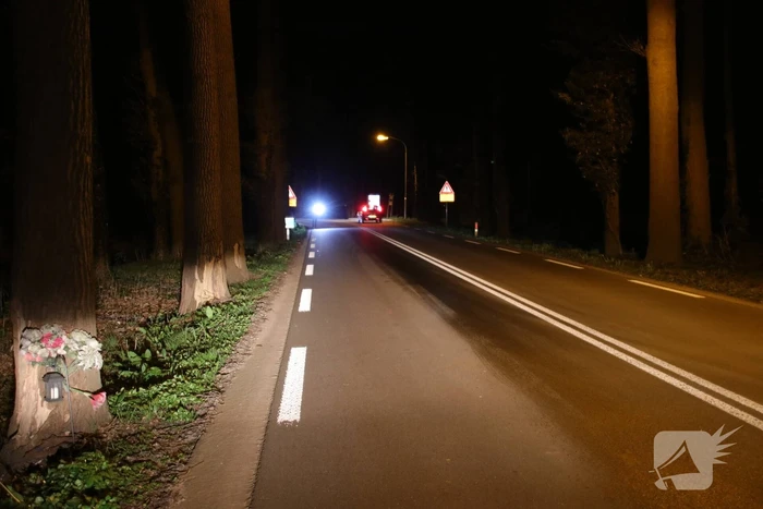 Motor van auto geklapt, oliespoor op de weg