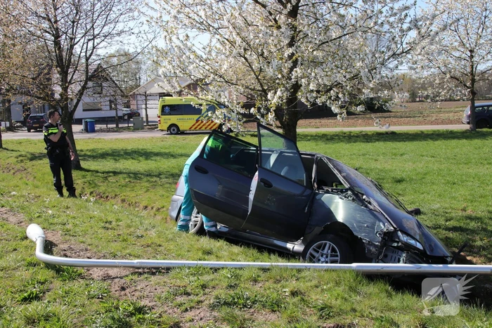 Auto in de sloot bij zware aanrijding