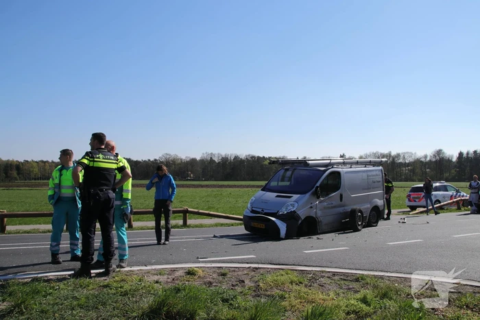 Auto in de sloot bij zware aanrijding