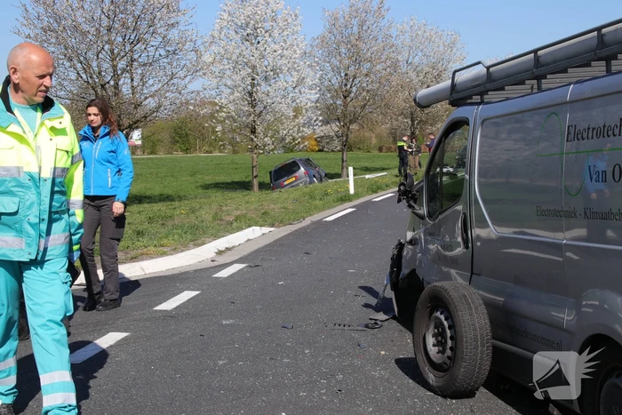 Auto in de sloot bij zware aanrijding