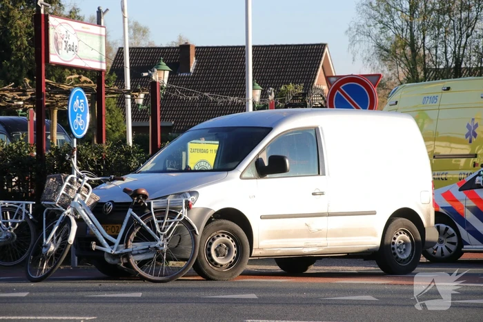 Fietsster gewond bij botsing tegen bestelwagen