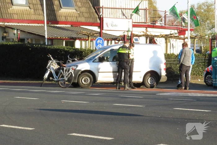 Fietsster gewond bij botsing tegen bestelwagen