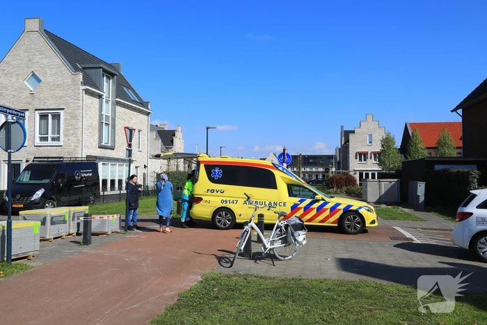Overstekend fietsster aangereden door auto