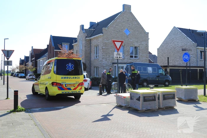 Overstekend fietsster aangereden door auto